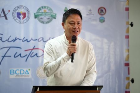 PSC Chairman Patrick “Pato” Gregorio leads the distribution of golf equipment from BingoPlus photo by PSC PSC Chairman Patrick “Pato” Gregorio leads the distribution of golf equipment from BingoPlus photo by PSC