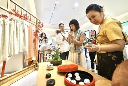 海外华文媒体代表参访天府香疗研究院。记者王磊 摄 海外华文媒体代表参访天府香疗研究院。记者王磊 摄