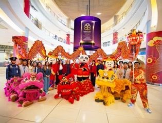 美加廣場在2026年零售亞洲大獎中獲頒菲律濱“年度最佳商場”,其獲獎是對其成功轉型為一個現代化傳統零售目的地的肯定。該轉型以三層樓高的“皇家翼”、升級的租戶組合、沉浸式的菲華文化體驗,以及全國首個懸掛式LED圓柱屏幕為支柱,為岷倫洛核心地帶注入了新活力。 美加廣場在2026年零售亞洲大獎中獲頒菲律濱“年度最佳商場”,其獲獎是對其成功轉型為一個現代化傳統零售目的地的肯定。該轉型以三層樓高的“皇家翼”、升級的租戶組合、沉浸式的菲華文化體驗,以及全國首個懸掛式LED圓柱屏幕為支柱,為岷倫洛核心地帶注入了新活力。