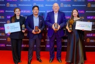 Megaworld Lifestyle商場慶祝其在零售亞洲大獎迄今最強勁的表現,共帶回四項主要榮譽,包括連續第四年獲頒“年度最佳商場——菲律濱”大獎。代表集團出席在新加坡舉行的頒獎典禮的包括(左起):商場商業策略與績效主管Nori Mizoguchi、主要客戶及租賃事務副總裁Lorence Aurelio、Megaworld Lifestyle商場第一副總裁兼主管Graham Coates,以及品牌、創意及市場營銷高級助理副總裁Tinay Villanueva。 Megaworld Lifestyle商場慶祝其在零售亞洲大獎迄今最強勁的表現,共帶回四項主要榮譽,包括連續第四年獲頒“年度最佳商場——菲律濱”大獎。代表集團出席在新加坡舉行的頒獎典禮的包括(左起):商場商業策略與績效主管Nori Mizoguchi、主要客戶及租賃事務副總裁Lorence Aurelio、Megaworld Lifestyle商場第一副總裁兼主管Graham Coates,以及品牌、創意及市場營銷高級助理副總裁Tinay Villanueva。