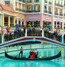 獲評為“年度最佳主題商場”的Venice Grand Canal,已成為菲律濱辨識度最高的生活風格商場之一,受威尼斯魅力啟發,為訪客提供了零售、餐飲、娛樂及旅遊體驗的獨特融合。 獲評為“年度最佳主題商場”的Venice Grand Canal,已成為菲律濱辨識度最高的生活風格商場之一,受威尼斯魅力啟發,為訪客提供了零售、餐飲、娛樂及旅遊體驗的獨特融合。
