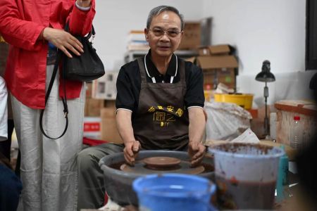 图为客人体验制作荣昌陶。 图为客人体验制作荣昌陶。
