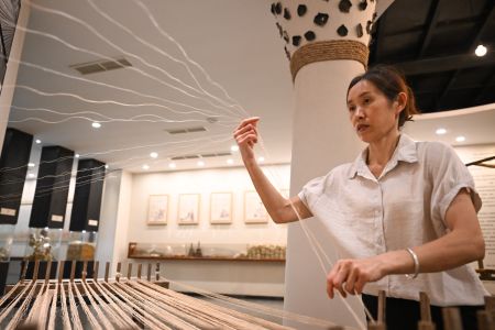 图为荣昌天运夏布会馆内,工作人员展示夏布工艺——“牵线”。 图为荣昌天运夏布会馆内,工作人员展示夏布工艺——“牵线”。