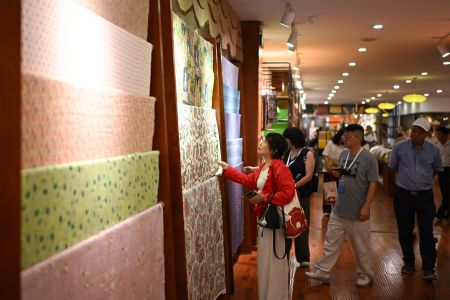 图为海外华媒侨领在天运夏布会馆了解各类夏布制品。 图为海外华媒侨领在天运夏布会馆了解各类夏布制品。
