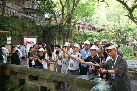 图为游客在金刚碑古村拍照打卡。 图为游客在金刚碑古村拍照打卡。