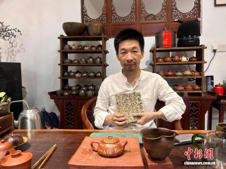 图为吕继成展示自己制作的壶承。马佳欣 摄 图为吕继成展示自己制作的壶承。马佳欣 摄