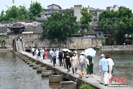 图为荣昌万灵古镇游人如织。中新网记者 何蓬磊 摄 图为荣昌万灵古镇游人如织。中新网记者 何蓬磊 摄