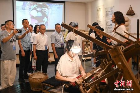 图为马琳沁(右一)正在给来访的海外华文媒体记者和侨领介绍夏布织造技艺。中新网记者 何蓬磊 摄 图为马琳沁(右一)正在给来访的海外华文媒体记者和侨领介绍夏布织造技艺。中新网记者 何蓬磊 摄