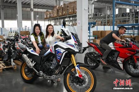 图为海外华媒侨领在生产车间体验摩托车。中新网记者 何蓬磊 摄 图为海外华媒侨领在生产车间体验摩托车。中新网记者 何蓬磊 摄