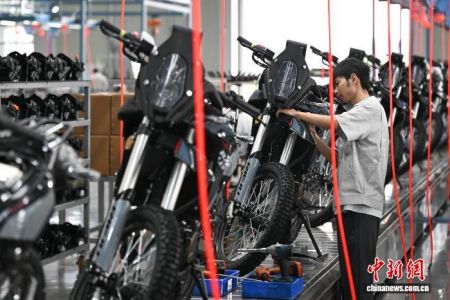 图为工作人员在生产车间组装摩托车。中新网记者 何蓬磊 摄 图为工作人员在生产车间组装摩托车。中新网记者 何蓬磊 摄