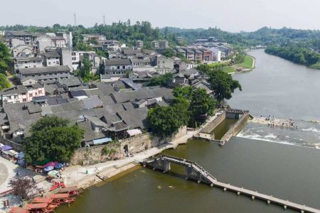6月14日,航拍万灵古镇,古朴建筑错落有致,濑溪河畔古韵悠然。(无人机照片)中新社记者 何蓬磊 摄 6月14日,航拍万灵古镇,古朴建筑错落有致,濑溪河畔古韵悠然。(无人机照片)中新社记者 何蓬磊 摄