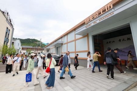 2026海外华文媒体晋城行采访团走进位于山西省晋城市陵川县古郊乡古郊村的母亲茶庄。 武俊杰 摄