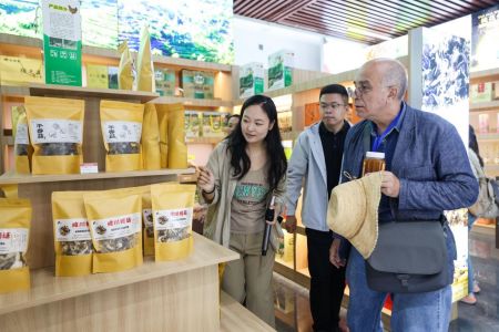 嘉宾在展销大厅参观。武俊杰 摄