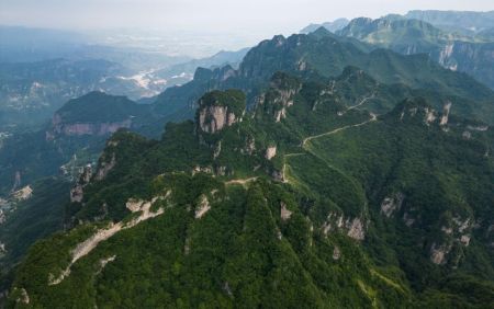王莽岭极顶雄踞太行之巅，兼具“雄、奇、秀、险、幽”的地形地貌景观。 武俊杰 摄