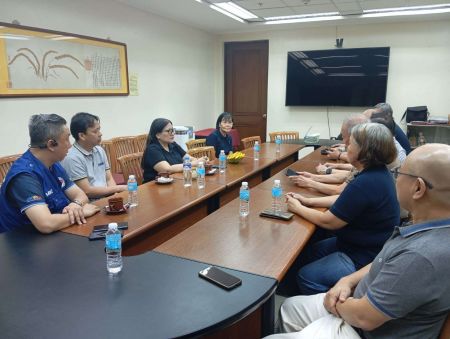 雙方在本會會所會議室舉行會議。 雙方在本會會所會議室舉行會議。