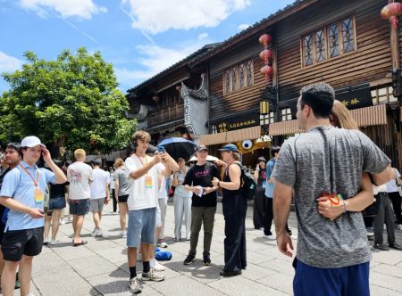 7月1日，参加2026年“鼓岭缘”中美青少年棒球友谊赛暨体育交流周的美国青少年棒球队队员在福州三坊七巷参观。中新社记者 张斌 摄