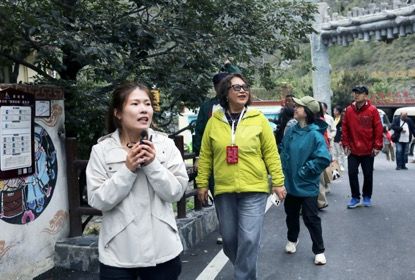 海外华文媒体代表走进木卡村。记者 王磊 摄