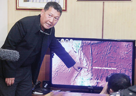 5月10日，菲律賓海岸警衛隊召開記者會，首度公開對外承認是菲海岸警衛隊人員9日開槍射擊一艘台灣漁船，造成船上一名台灣漁民死亡。圖為出席發佈會的一名菲律賓漁業與水產資源局官員展示事發地點位置圖，聲稱被槍擊的台灣漁船闖入菲方「專屬經濟區」。（中新社）