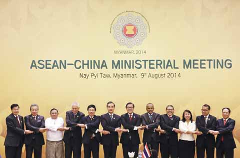 8月9日，在緬甸內比都，中國外交部長王毅（左六）、東盟秘書長黎良明（右一）與東盟國家外長合影。當日，中國－東盟（10＋1）外長會在緬甸內比都舉行，中國外交部長王毅出席。（新華社）