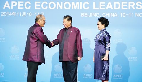 圖為亞謹諾總統昨天在中國北京水立方出席中國國家主席習近平和夫人彭麗媛為出席亞太經合組織（亞太經合組織）第二十二次領導人非正式會議的各經濟體領導人及配偶舉行的歡迎晚宴前與習近平握手。