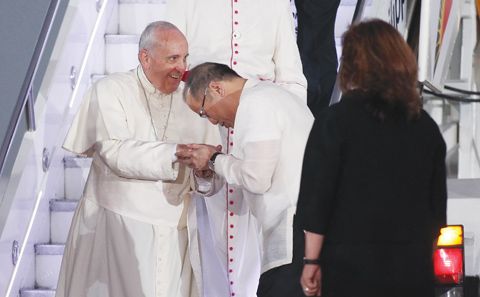 圖為亞謹諾總統昨天在巴西市維惹莫空軍基地歡迎教皇方濟各時親吻教皇的戒指。