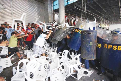 圖為馬加智市長俊俊‧敏乃的支持者昨天在馬加智市政廳前與警員爆發衝突。