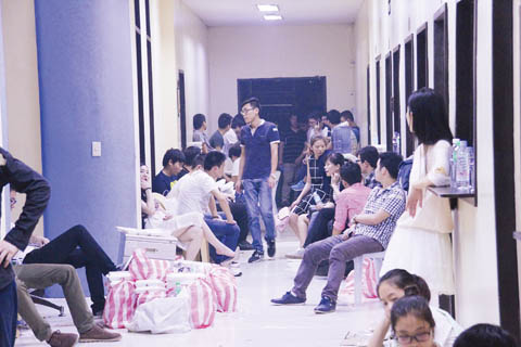 圖為在巴蘭玉計市被拘捕的中國大陸和台灣人昨天被拘押在岷里拉市王城內移民局辦公室。