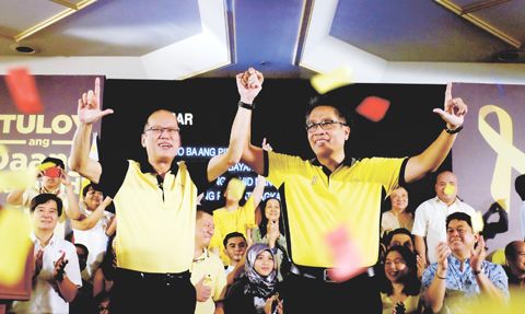 7月31日，菲律賓總統亞謹諾宣佈提名菲當局內政部長羅哈斯代表執政的自由黨競選下屆總統，羅哈斯隨即宣佈參選。圖為亞謹諾（左）與羅哈斯（右）當天在自由黨集會上牽手。
