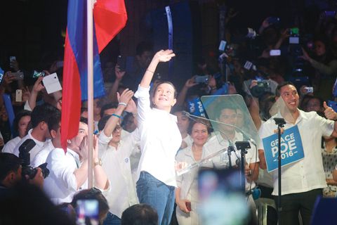 9月16日晚,菲律賓女參議員格麗絲·傅正式宣佈參選菲國下屆總統,大批支持者到場助威。圖為格麗絲·傅16日晚在菲律賓國立大學發表參選演說時揮手向支持者致意。2016年,菲律賓將舉行總統大選,民調顯示,格麗絲·傅是目前最受民眾歡迎的總統人選。