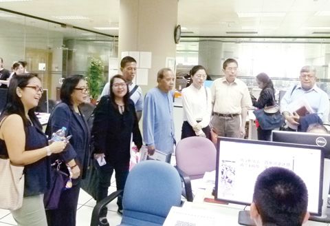 圖為上海新民晚報副總編輯王衛新（右三）昨天陪同菲媒體代表團成員參觀新民晚報編輯部。