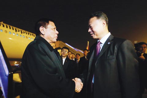 圖為杜特地總統昨晚在北京國際機場與前往迎接他的中國駐菲大使趙鑒華握手。