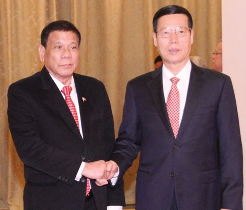 圖為杜特地總統昨天在北京人民大會堂與中國副總理張高麗握手。（本報記者莊銘燈攝）