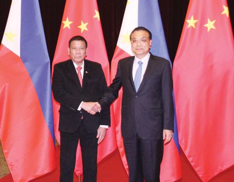 圖為杜特地總統昨天在北京人民大會堂與中國總理李克強握手。（本報記者莊銘燈攝）