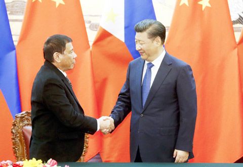圖為杜特地總統和中國國家主席習近平昨天在北京人民大會堂見證菲中官員簽署雙方合作文件後握手。