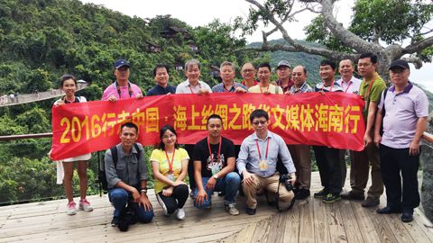 圖為華文媒體代表團在海南省三亞亞龍灣熱帶天堂森林公園參訪。