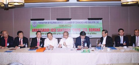 圖為候任菲駐華大使仙沓羅馬那（右五）昨天在菲國際會議中心向商總成員主講菲中兩國關係。