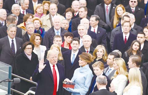 1月20日，在美國首都華盛頓國會山，特朗普在美國第45任總統就職典禮上宣誓。當日，美國當選總統、共和黨人特朗普在美國首都華盛頓國會山舉行的就職典禮上正式宣誓就任美國第45任總統。