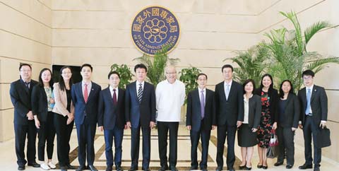 圖為菲駐華大使仙沓羅馬那(左七)昨天在北京與中國國家外國專家局局長張建國(左六)等人合影。