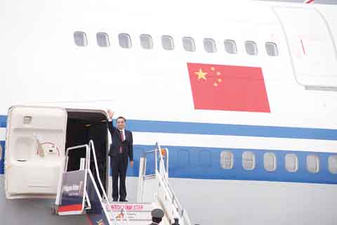 圖為中國總理李克強昨天結束訪菲行程後，在尼蕊·亞謹諾國際機場登上專機準備回國時向送行人員揮手道別。（本報記者Tony