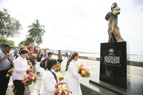 圖為社會活動家洪玉華、瑪麗·約翰·曼楠山修女和婦女組織Gabriela昨日向位於岷市羅哈斯大道的「慰安婦」雕像獻花。
