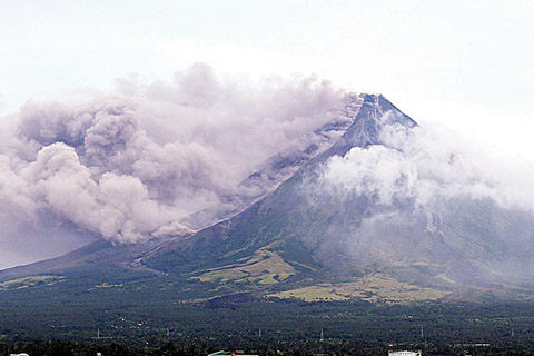 圖為馬容火山昨日發生輕微爆發後噴出火山灰。火山方圓7公里地區的民眾被強制疏散。