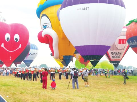 10日，26個來自世界各地的彩色熱氣球在前美軍空軍基地所在地克拉克騰空升起，第22屆菲律賓國際熱氣球節空中嘉年華開幕。（中新社）