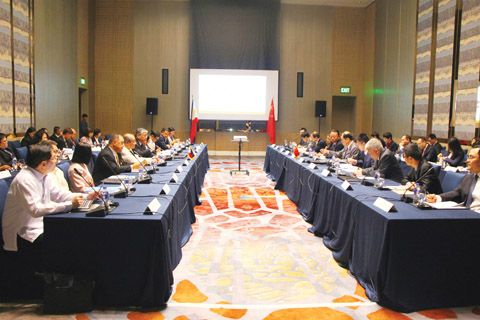 2月13日，中國—菲律賓南海問題雙邊磋商機制第二次會議（以下簡稱「BCM」）在菲律賓岷里拉舉行。中國外交部副部長孔鉉佑和菲律賓外交部主管政策的副部長馬納洛分別率團與會。雙方強調此次會議十分重要，磋商機制有利於促進雙邊關係穩定發展。