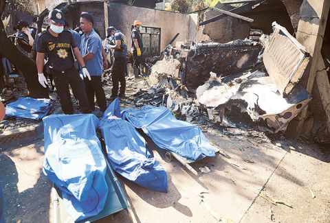 小飛機墜毀住宅區，至少10死。（法新社）