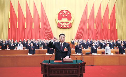 3月17日，十三屆全國人大一次會議在北京人民大會堂舉行第五次全體會議。習近平當選中華人民共和國主席、中華人民共和國中央軍事委員會主席。這是習近平進行憲法宣誓。（新華社）