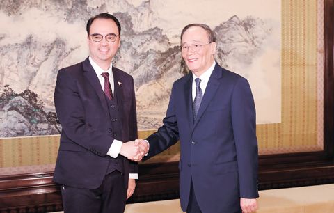 3月23日，中國國家副主席王岐山在北京會見菲律賓外長加耶丹諾。