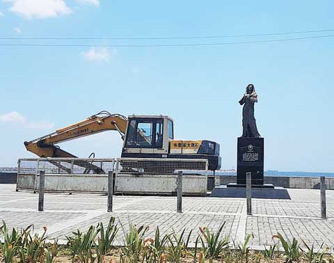 4月20日晚上，一輛挖掘機突然出現在岷里拉市羅哈斯大道的「慰安婦」銅像後面，據稱要拆除該銅像。