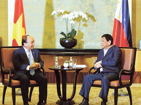 圖為杜特地總統昨天在新加坡與越南總理阮春福進行雙邊會晤。