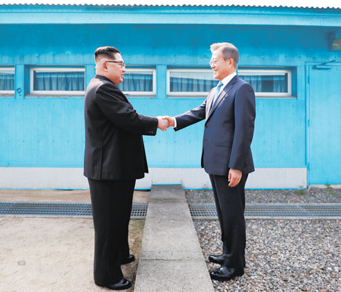 圖為朝鮮最高領導人金正恩（前右）與韓國總統文在寅昨天在板門店握手。朝鮮最高領導人金正恩昨天日上午在板門店跨過軍事分界線，與韓國總統文在寅會晤。