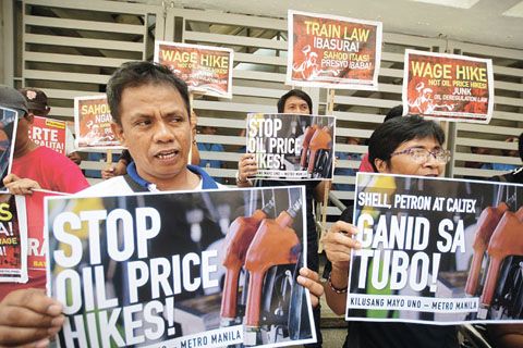 圖為示威者昨天在馬加智市菲律賓殼牌石油公司總部外面抗議油價飆升，並要求加薪。
